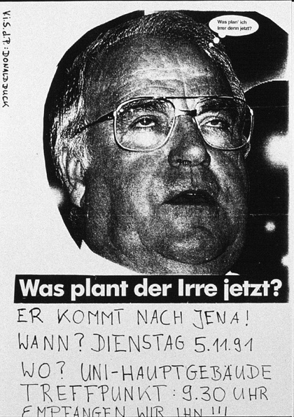 Eine einfache Collage, über den Kopierer vervielfältigt. Oben ein Porträtfoto von Helmut Kohl mit einem ergriffenen, aber auch etwas abwesenden Gesichtsausdruck. Darunter weiß auf schwarz der Text Was plant der Irre jetzt? , entsprechend auch eine comic-artige Gedankenblase Was plan' ich irrer denn jetzt? auch bei Kohl. Unter der Titelzeile handgemalter Text, der besagt, dass Kohl nach Jena kommt und dazu auffordert, ihn zu empfangen, also den Besuch zu stören.
Weißt Du mehr über den Besuch des Kanzlers in Jena? Hinterlasse einen Kommentar oder schreibe uns eine Mail.
Es gibt noch ein weiteres Plakat zu diesem Event. 088_17_Jena_1991.jpg